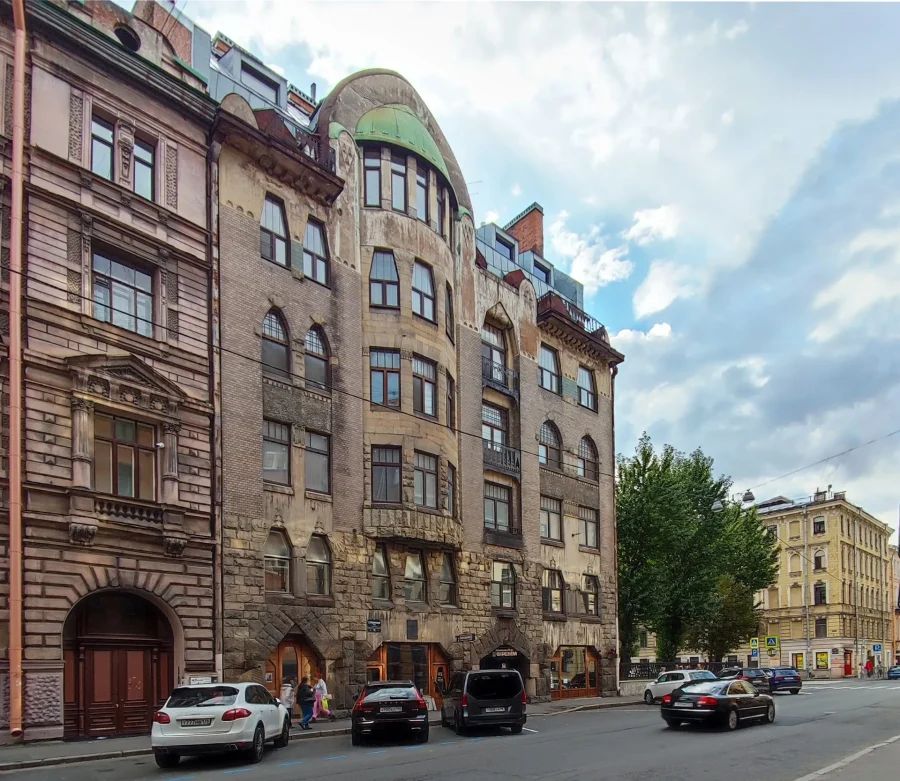 Купеческие терема с изразцами соседствуют здесь с подвалами, где Цой пил кофе между концертами. Храм, ставший музеем полярников, — с готическим костёлом, где служили при Сталине. Этот маршрут — 3,5 километра через три слоя Петербурга: Серебряный век, ленинградский андеграунд и новую урбанистику 2020-х.