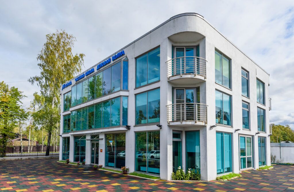 Частной школы Деловая волна в Приморском районе
