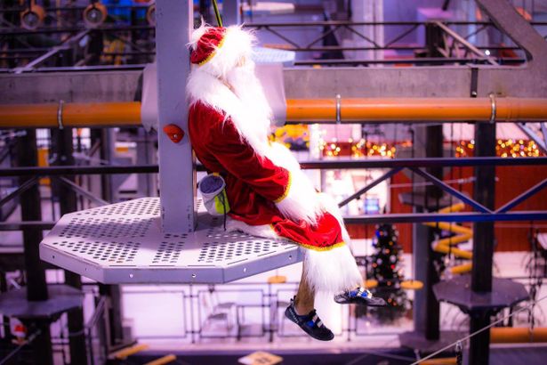 В веревочном парке «Энергия Высоты» подготовили две новогодних программы для детей от 6 до 11 лет и от 9 до 14 лет. Участники вместе с аниматорами и инструкторами отправятся выполнять задания, проходить испытания и даже прыгнут с самолета или прокатятся на троллее, чтобы помочь главному герою собрать подарки.