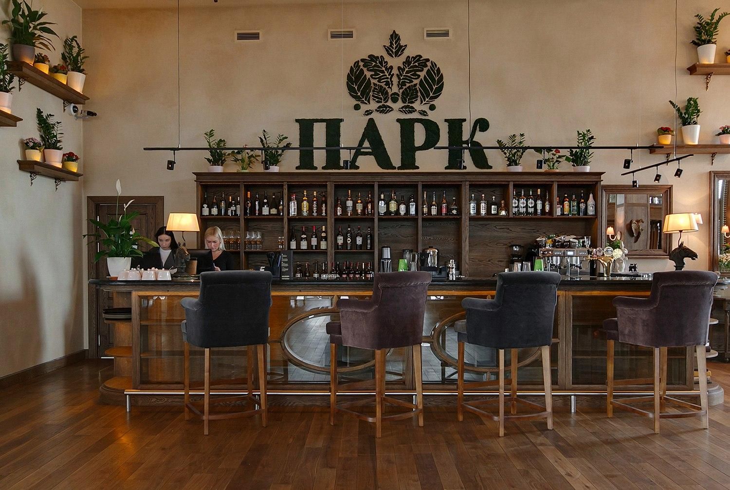 Недалеко от Полюстровских прудов находится элитный ресторан «Парк» с панорамными видами на сквер, Неву и Смольный собор. Место подходит как для семейного ужина, так и для просмотра футбольных матчей: здесь есть и летняя терраса и детская комната и плазмы, обозреваемые из любой части зала, а интерьер выполнен в приятных светлых тонах с большим количеством дерева.