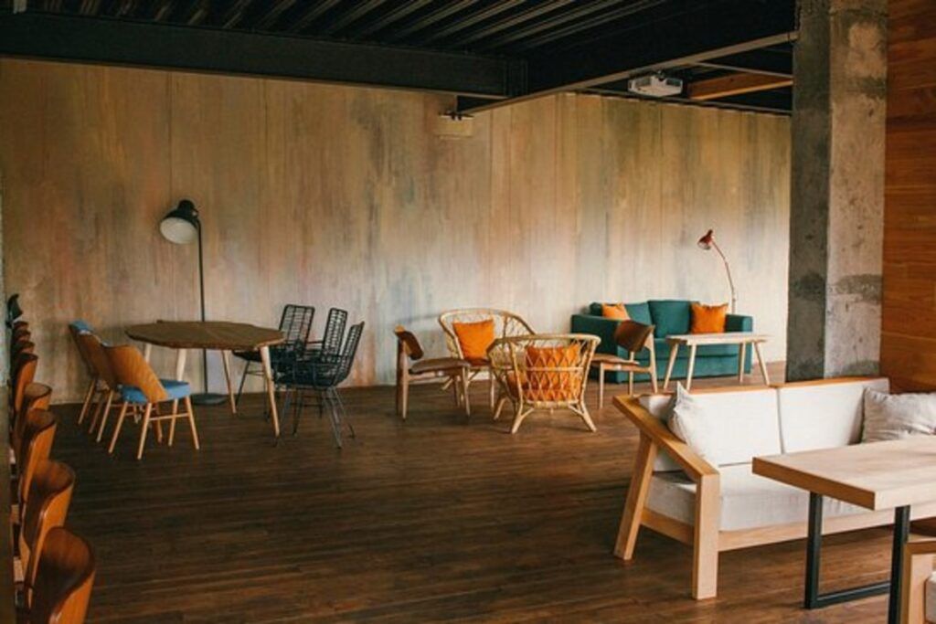 Вместо офиса и дома — комфортные и стильные рабочие пространства, где только вы, тишина и ноутбук. Ну и еще пара-тройка горящих дедлайнов, куда же без них. Питер Online составил подборку мест, где можно спокойно поработать, устроить совещания, провести занятия и подготовиться к экзаменам.