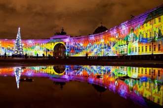 Начиная с 26 декабря, на Дворцовой площади петербуржцам и гостям города будут показывать уникальное новогоднее мультимедийное шоу, которое будет проецироваться прямо на стенах Главного штаба. В их основу легли сюжеты культовых кинолент «Ленфильма». Серия мультимедийных шоу завершится ярким новогодним фейерверком, который состоится 30 декабря.