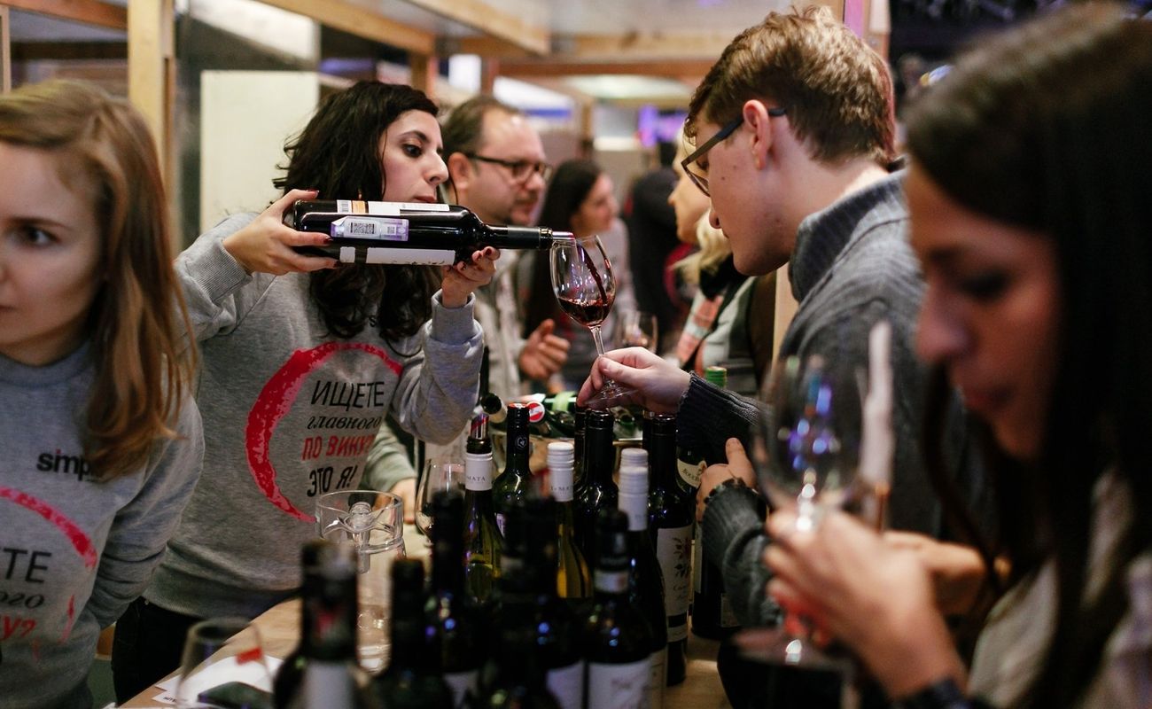 15 июля в порту Севкабель соберутся любители отдохнуть в духе аристократизма. С бокалом вина можно будет послушать лекции, посетить быстрые свидания, создать собственную этикетку и просто порисовать.&nbsp;Simple Wine Fest всего на один день откроет свои двери для всех желающих.