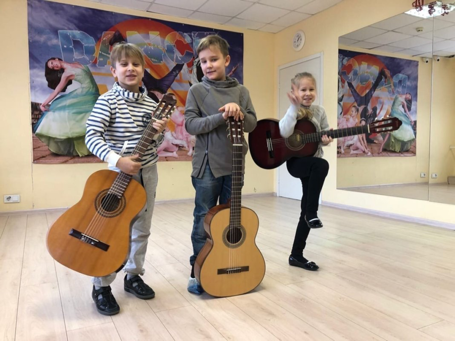 Освоить техники игры на гитаре, научиться исполнять любимые мелодии, импровизировать или стать настоящей суперзвездой. Питер Online собрал список детских школ в Петербурге, где обучают игре на гитаре и которые отличаются качественным и интересным обучением, талантливыми и опытными педагогами, дружеской атмосферой и индивидуальным подходом к каждому молодому гитаристу.