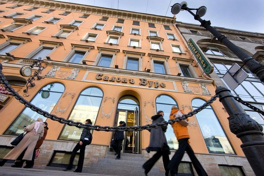 Витрина часового салона Павел Буре на Невском