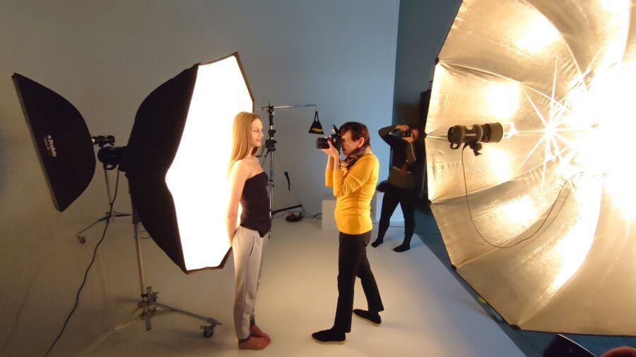 Лучше всего учиться мастерству съемки в проверенных школах фотографии с крутыми педагогами-фотографами. Только так вы добьетесь атмосферных кадров, которые будут завораживать и впечатлять. Питер Online рассказывает, где в Петербурге учат фотографировать в разных жанрах, работать со светом и цветом, создавать концепции для съемок и классно обрабатывать фото.