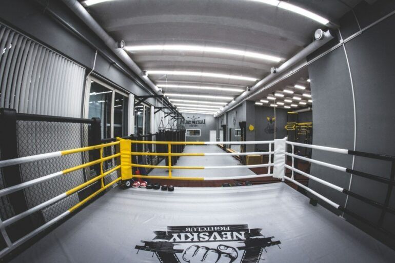 Клуб боевых искусств, где профессиональные и опытные тренеры – Чемпионы Мира, России и Европы помогут каждому освоить разные виды единоборств: каратэ, дзюдо, муай-тай, айкидо, самбо и другие. Здесь проводят групповые и индивидуальные тренировки как для детей, так и для взрослых.