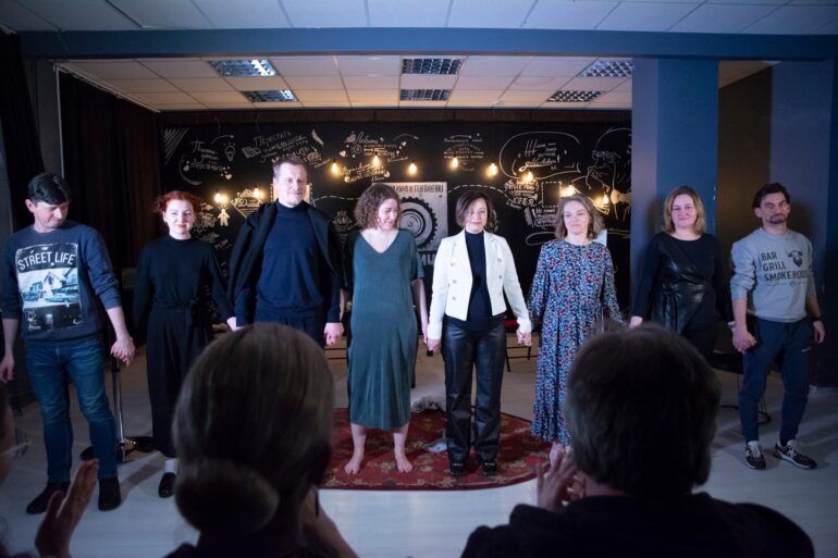 Освоить творческую профессию, раскрыть навыки артиста, избавиться от зажимов и стеснения — для актерских курсов нет ничего невозможного. Здесь учат сценическим движениям, погружению в образ, импровизации, правильной и красивой речи. Питер Online собрал подборку театральных студий, которые пробудят в вас талантливого актера.