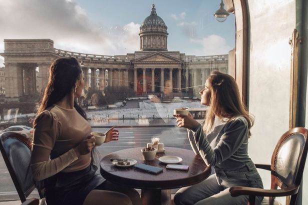 Дождь в Петербурге — не форс-мажор, а часть характера города. Мы выбрали 9 уютных кафе и ресторанов, где приятно переждать ливень за чашкой горячего кофе, тарелкой дымящихся хинкали или порцией легендарных ленинградских пышек.