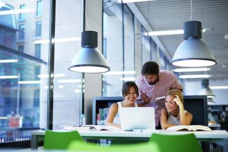 Вместо офиса и дома — комфортные и стильные рабочие пространства, где только вы, тишина и ноутбук. Ну и еще пара-тройка горящих дедлайнов, куда же без них. Питер Online составил подборку мест, где можно спокойно поработать, устроить совещания, провести занятия и подготовиться к экзаменам.