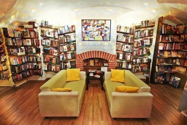 С самого детства петербуржцы прививают своим детишкам любовь к книгам. В связи со статусом читающего города, в Петербурге имеется множество книжных магазинов, но цены в некоторых зашкаливают. Питер Onlline выбрал несколько магазинов, где ребенку будет интересно провести свое время, а мам и пап порадует ассортимент и цены.&nbsp;