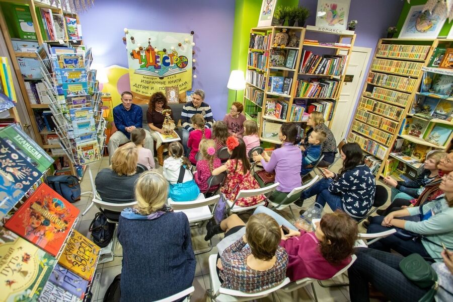 Детский книжный магазин ЧуДетство с яркими иллюстрированными книгами, уютными пуфиками для чтения и игровой зоной для маленьких посетителей