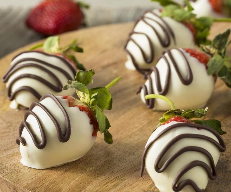 В городе на Неве есть доставка самых вкусных фруктов, которые обязательно стоит как минимум попробовать. Также их смело можно отправить в подарок близким и коллегам, потому что выглядят они тоже очень привлекательно. Фруктовые букеты, клубника в шоколаде, корзины из экзотических продуктов и другие аппетитные лакомства готовит команда Натальи Кузнецовой.