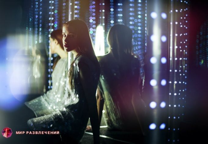 Ощутить бесконечность пространства и света, затеряться среди множества отражений можно в зеркальном лабиринте в самом сердце Петербурга. Запутанные зеркальные коридоры, неожиданные повороты и тупики, где есть лишь один выход. Сможете ли вы найти его?&nbsp;