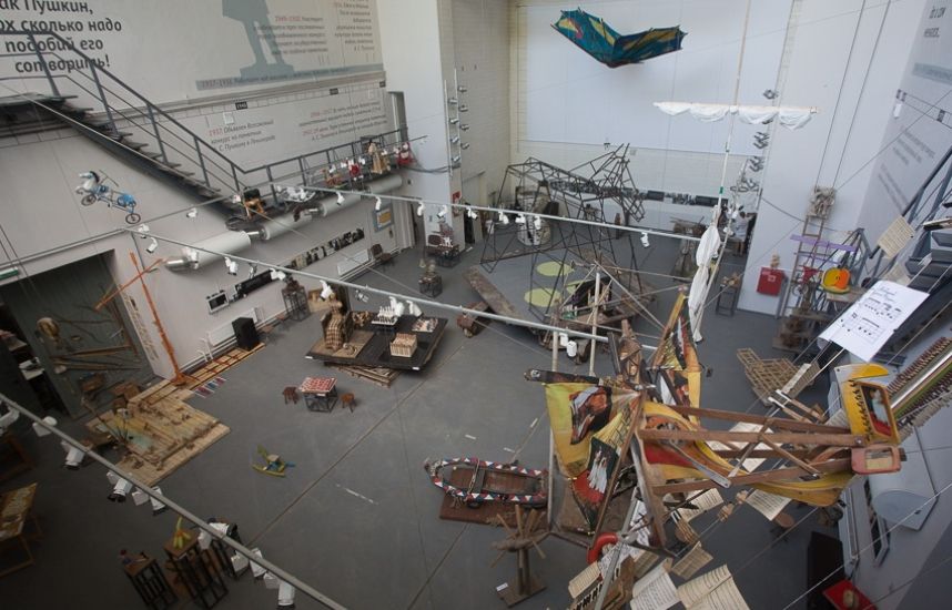 Интерьер мастерской скульптора Михаила Аникушина с высокими потолками