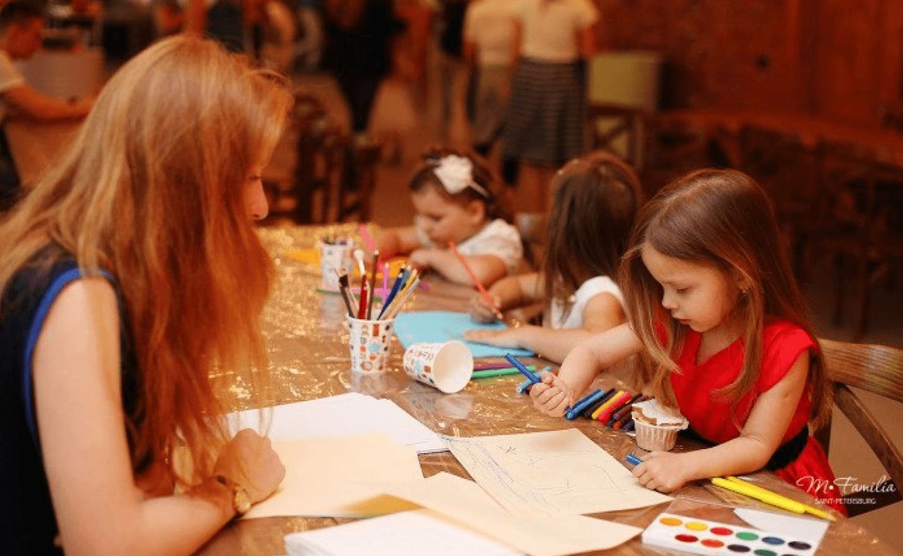 Начиная с трех лет, ребенок может рисовать не только дома на обоях, но и профессионально развивать моторику рук через рисование, лепку и аппликации. А с возрастом можно начать изучать техники написания картин, тем самым развивая фантазию и пространственное мышление. Возможно, в вашем ребенке скрыт талант дизайнера, и студия живописи ZuART поможет его раскрыть.