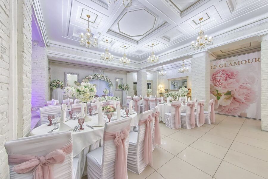 В вашей жизни произошло радостное событие, и вы хотите отметить его с размахом? Нет ничего проще. В Северной столице можно найти банкетный зал в любом стиле и на любой вкус. В каждом случае обслуживание будет на высшем уровне. Питер Online предлагает топ-15 лучших банкетных залов в городе на Неве.