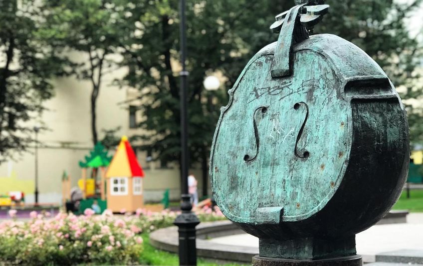 Сквер Андрея Петрова — скульптуры-скрипки