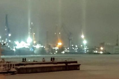 Если вчера утром вы выглянули в окно и увидели в небе странные светящиеся столбы, уходящие вверх от фонарей, — не пугайтесь! Это не НЛО и не апокалипсис, а редкое и очень красивое природное явление — световые столбы. И да, нам с вами повезло его застать прямо в Петербурге!