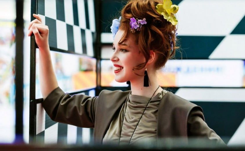 До 17 мая там проходит проект @raduga_af (Art&Fashion). Каждую неделю известные бренды будут демонстрировать новые коллекции и образы, покажут другой взгляд на стиль. Среди участников проекта: SWANK, Wrangler, Gloria Jeans, Ulla Popken, Strellson, Geox и UNIQLO&nbsp;