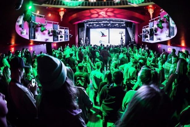 Зима в&nbsp;этом году пришла в Россию&nbsp;на месяц раньше: в конце октября звезды сноубординга первой величины посетили Санкт-Петербург с премьерным показом сразу трех фильмов.Северная столица стала&nbsp;официальной остановкой European Movie Tour от&nbsp;Monster&nbsp;Energy. В Петербурге кино-вечеринка отшумела в самом настоящем особняке XIX века «Дворец Олимпия» с экраном 4х6 метров!