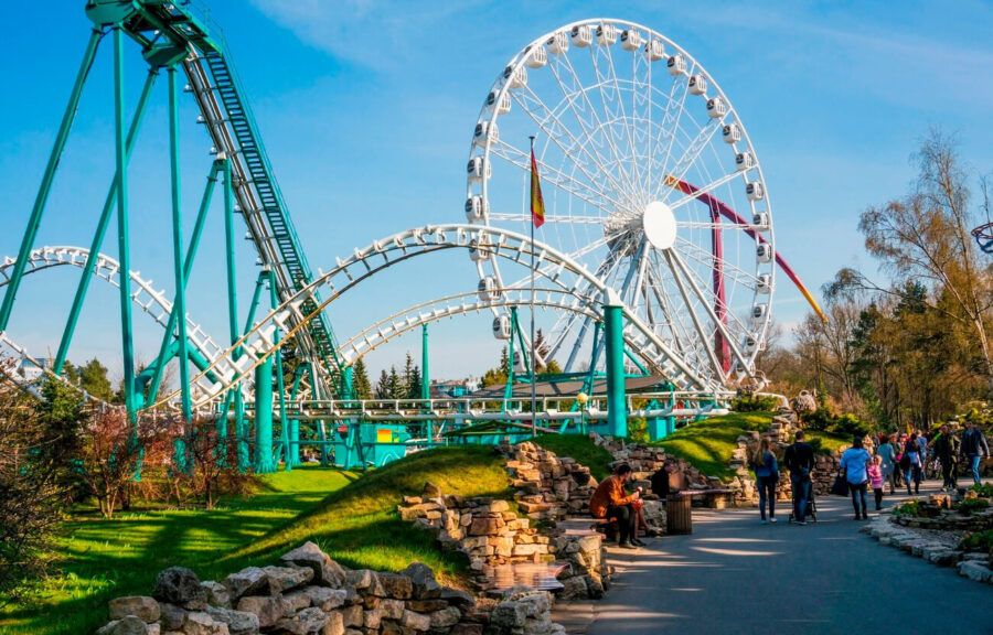 Парки аттракционов, интерактивные музеи, игровые центры, детские театры, кафе с анимацией, батутные парки и контактные зоопарки – куда сходить с ребенком в Петербурге? В подборке 114 мест для семейного отдыха.