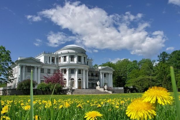 u0420u0435u0436u0438u043c u0440u0430u0431u043eu0442u044b u043cu0443u0437u0435u0435u0432 u041fu0435u0442u0435u0440u0431u0443u0440u0433u0430 u0432 u043cu0430u0439u0441u043au0438u0435 u043fu0440u0430u0437u0434u043du0438u043au0438