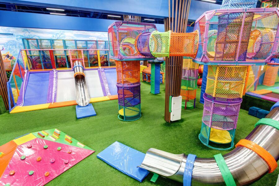 Детская игровая зона с горками и лабиринтами в Joki Joya