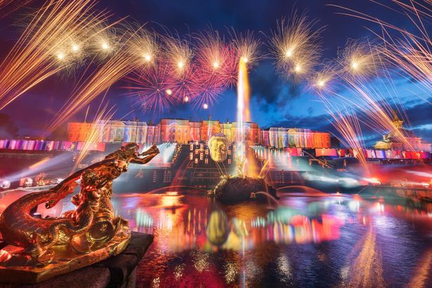 Праздник закрытия фонтанов в Петергофе — известное событие, как, собственно и их открытие весной. Масштабное мероприятие является своеобразным прощанием парка с горожанами на всю зиму. Центр праздника сосредоточен на Большом каскаде, где проходит аква- и световое шоу. 