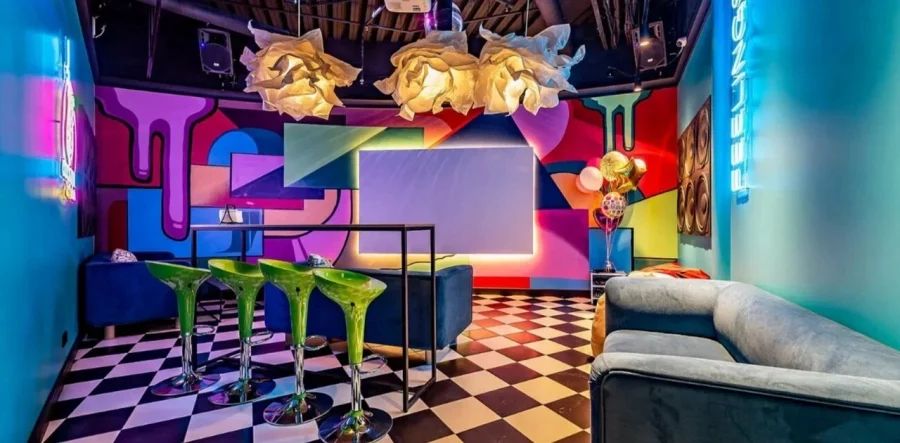 Современный караоке-лофт в заведении Смотри и Пой с игровой приставкой и проектором