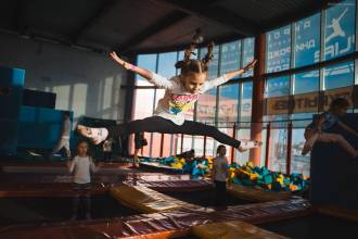 Skylife, GorillaPark и El Capitan с поролоновой ямой, ниндзя-полоса Activity Club, спелео-пещера «Выше радуги» — от 300 ₽ за сеанс.