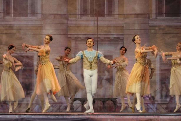 u0412 u043fu0430u0440u043au0435 300-u043bu0435u0442u0438u044f u041fu0435u0442u0435u0440u0433u043eu0444u0430 u043fu043eu043au0430u0436u0443u0442 u0431u0430u043bu0435u0442u043du043eu0435 u043fu0440u0435u0434u0441u0442u0430u0432u043bu0435u043du0438u0435