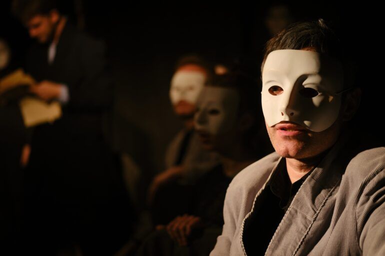 Освоить творческую профессию, раскрыть навыки артиста, избавиться от зажимов и стеснения — для актерских курсов нет ничего невозможного. Здесь учат сценическим движениям, погружению в образ, импровизации, правильной и красивой речи. Питер Online собрал подборку театральных студий, которые пробудят в вас талантливого актера.