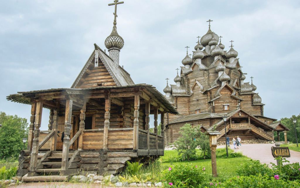 В Невском лесопарке: Покровский собор с 25 куполами без гвоздя, часовня XVIII–XIX вв. и другие реконструкции деревянного зодчества Севера.