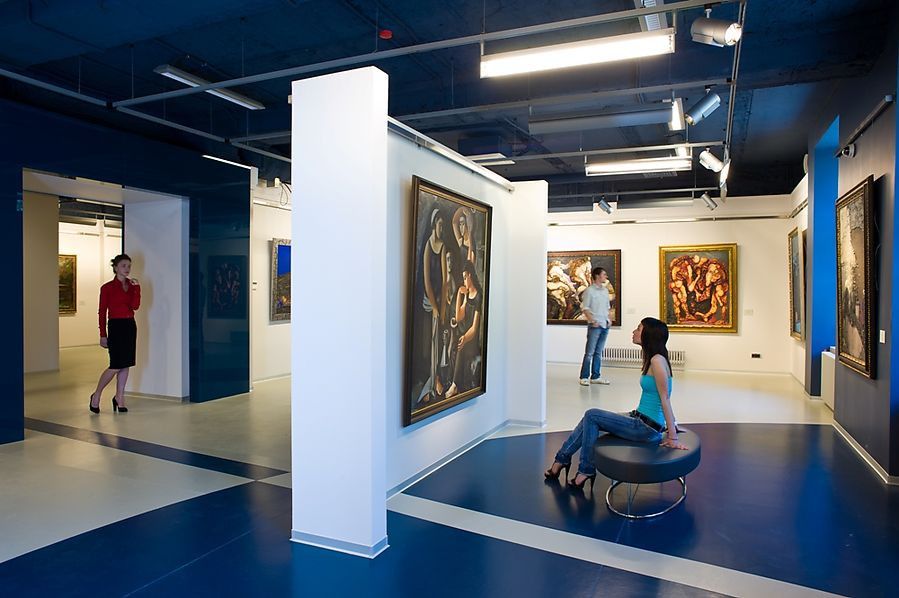 Залы музея Эрарта с современными инсталляциями и картинами российских художников