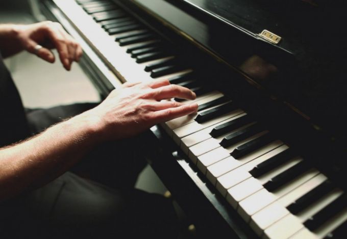 Насладиться чарующими звуками фортепиано и гитары, послушать потрясающий вокал и увидеть талантливые театральные импровизации в Петербурге можно совершенно бесплатно. В библиотеке имени Лермонтова проходят традиционные общедоступные концерты.