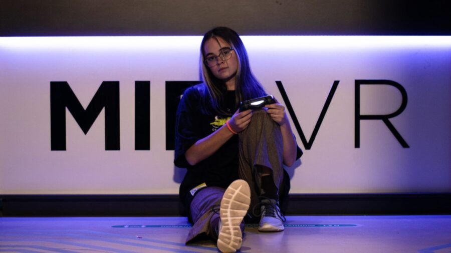 Что получится, если раздать друзьям VR-шлемы и отправиться вместе с ними в космос, джунгли, затерянный город или на скоростные трассы? Правильный ответ — современный способ повеселиться и отпраздновать День Рождения. Клуб виртуальной реальности MIR VR — это место, где гости собираются в просторном зале перед экранами, надевают VR-прибамбасы и отправляются в увлекательные игры.