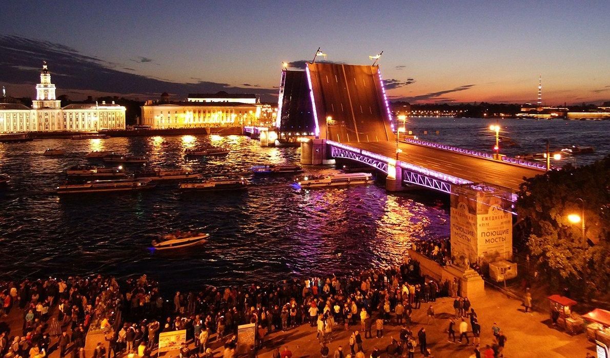 Весной следующего года появится новый неразводной мост через остров Серный, это позволит без проблем, связанных с навигацией на Неве, добираться в любое время в любую точку города. Также это будет самый быстрый путь от аэропорта Пулково до «Санкт-Петербург Арены» без единого светофора.