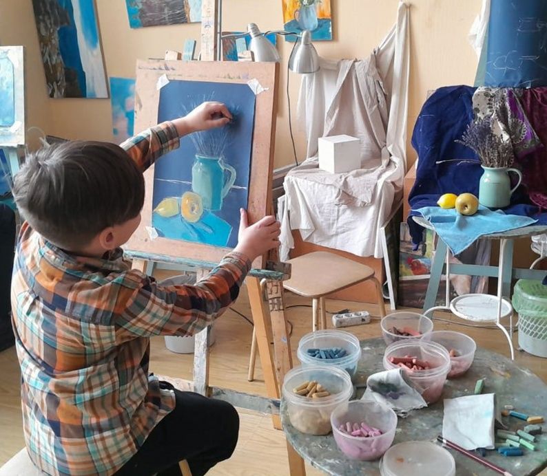 Художественная школа Пальмира Арт в центре Петербурга учит детей рисовать с нуля