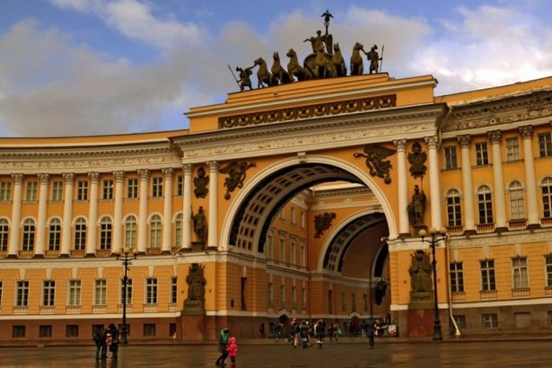 Гостям расскажут про историю кино, будут устроены просмотры детских фильмов и спектакля по мотивам «Илиады» Гомера. А во дворе штаба установят съёмочную площадку, на которой любой желающий почувствует себя в роли актёра или кинооператора.