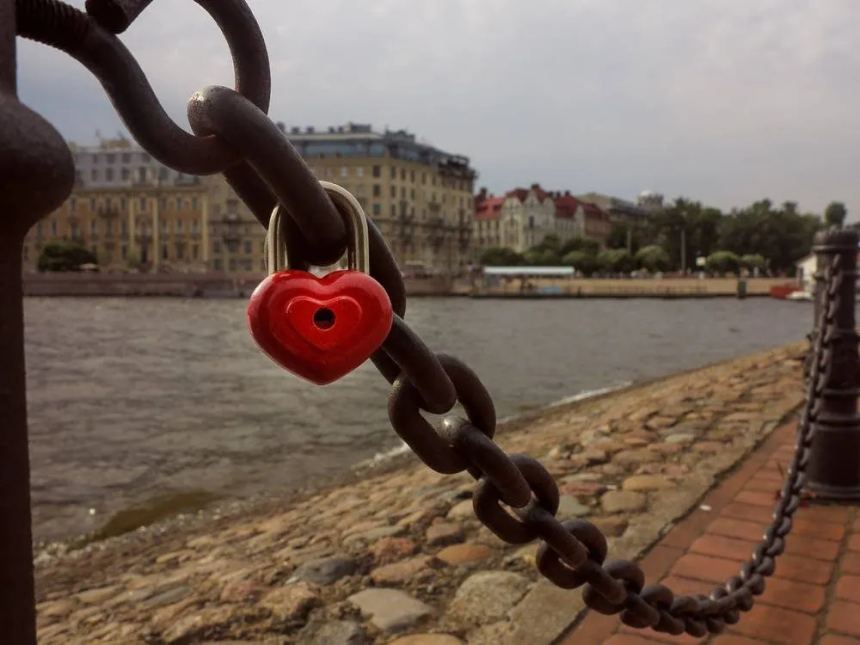 Памятник Екатерине II на площади Островского, ритуалы у сфинксов и другие места, где петербуржцы загадывают желания о любви.