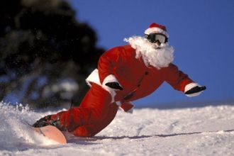 u0414u0432u043eu0440 u0432 u0446u0435u043du0442u0440u0435 u0433u043eu0440u043eu0434u0430 u0437u0430u0441u044bu043fu043bu044eu0442 u0441u043du0435u0433u043eu043c u0438 u0443u0441u0442u0440u043eu044fu0442 u043du043eu0432u043eu0433u043eu0434u043du0438u0439 u043fu0440u0430u0437u0434u043du0438u043a