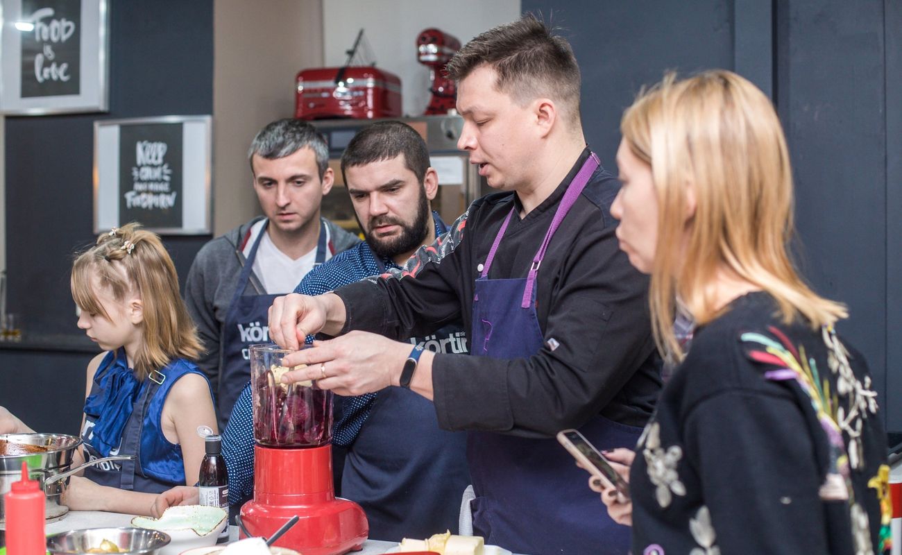 Чтобы готовить кулинарные шедевры, нужно познать азы и тонкости поварского мастерства. Для этого можно записаться на кулинарные курсы и мастер-классы, в обилии представленных в Санкт-Петербурге. Питер Online собрал для вас 15 кулинарных школ, студий и курсов, на которых вы не только научитесь профессионально готовить, но и отлично проведете время.