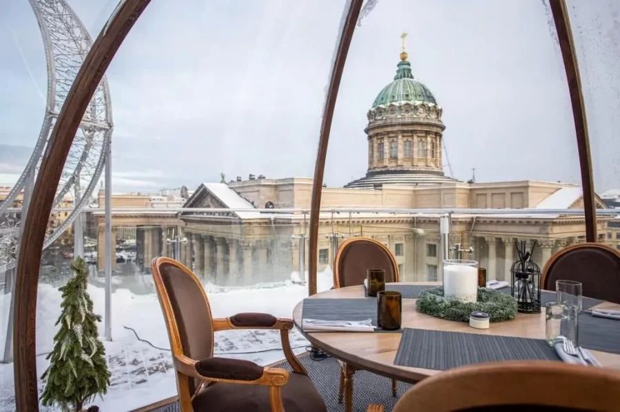 Сервировка бизнес-ланча в ресторане с видом на исторический центр Петербурга