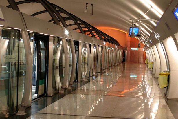 u0412 u043cu0435u0442u0440u043e u041fu0435u0442u0435u0440u0431u0443u0440u0433u0430 u0443u0441u0442u0430u043du043eu0432u044fu0442 u0441u0442u0435u043au043bu044fu043du043du044bu0435 u043eu0433u0440u0430u0436u0434u0435u043du0438u044f