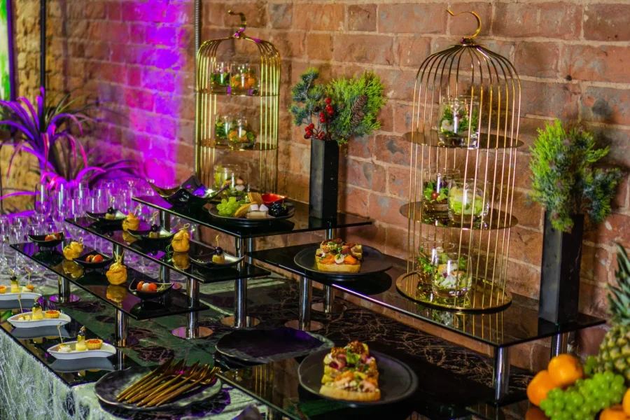 Eat Catering берёт на себя не только еду, но и всю логику мероприятия — меню, подачу и обслуживание на праздниках и деловых событиях в Петербурге.