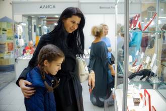 В Музее Варежки проходит удивительная интерактивная выставка поделок из пряников. Здесь есть целый движущий пряничный город, Исаакиевский собор, сделанный из лакомства, волшебные герои нового года из разных стран со своими усадьбами — Зюзя, Кыш Бабай и Российский Дед Мороз и многое другое.