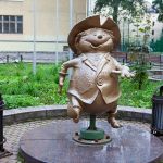 Двор Волшебника Изумрудного города на улице Правды