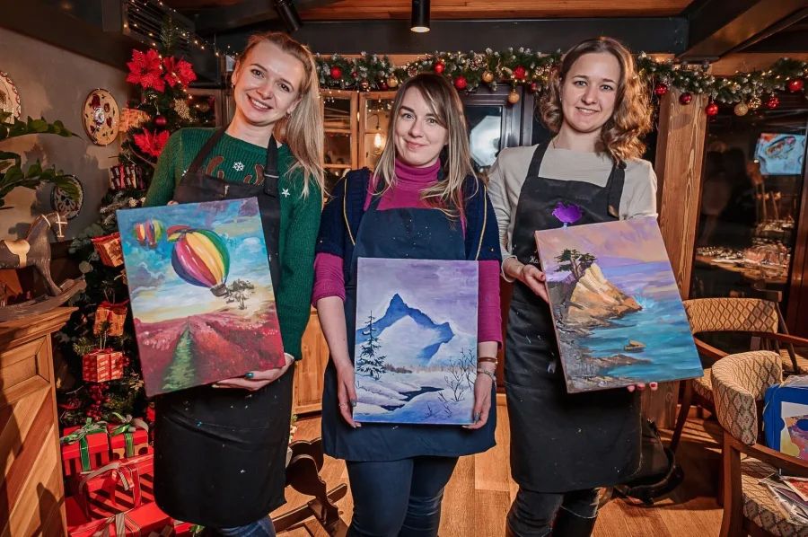 Команда рисует картины на арт-вечеринке