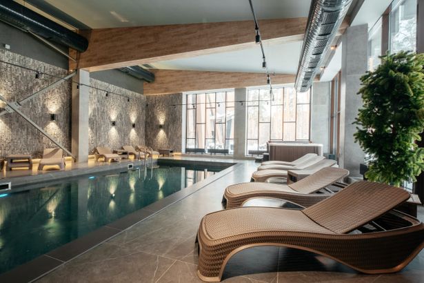 Средневековый городок с велнес-зоной, дворянская усадьба XIX века с шестью видами саун и открытым бассейном, загородный клуб с услугами ароматерапии и баней «по-черному». Питер Online собрал список из 15 лучших спа-курортов под Петербургом, где можно расслабиться и восстановить силы в хаммаме, побаловать себя медовым массажем, насладиться тишиной и спокойствием, прекрасными видами и чистейшим лесным воздухом.